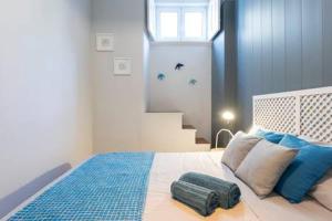 Lisbon Charming Apartment tesisinde bir odada yatak veya yataklar