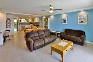 sala de estar con 2 sofás y comedor en Hibiscus 006 - Hamilton Island, en Hamilton Island