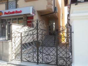 una puerta de hierro delante de una tienda en Park Srce Apartments, en Arandjelovac