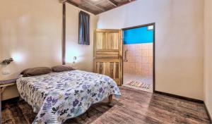 Katil atau katil-katil dalam bilik di Playa 506 Beachfront Hostel