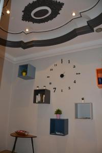 une horloge sur un mur dans une pièce dans l'établissement Pensión Moratin, à Valence