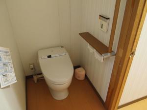 Habitación pequeña con baño y aseo. en Oshi Ryokan en Nagano