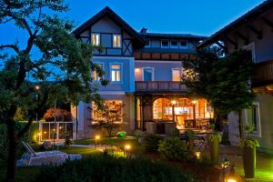 布莱德Vila Alice Bled - Adults only的院子里有灯的大蓝色房子