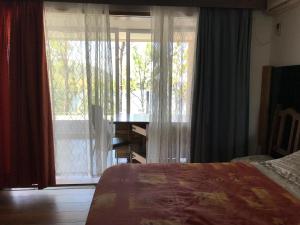 a bedroom with a bed and a window with a desk at Gran casa del lago in Villa Ciudad de America