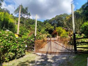 una valla de madera con una puerta en un patio en Casa Rural Na Serra, próxima de Cachoeiras e verde, en Santa Maria do Erval