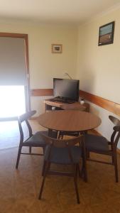TV a/nebo společenská místnost v ubytování Parndana Hotel Cabins