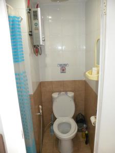Ένα μπάνιο στο Apartment Green Pramuka ~ OCR