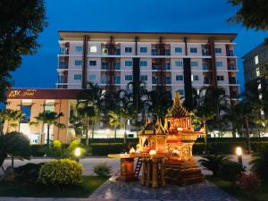 un grand bâtiment en face d'un bâtiment dans l'établissement ATK Garden Hills, à Hat Yai