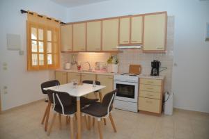 a kitchen with a table and chairs and a stove at River house fully renovated & equipped 10' from DT in Potamós