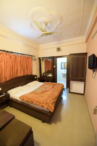 En eller flere senge i et værelse på Hotel Ganga Vilas