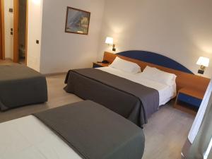a hotel room with two beds and a bed sidx sidx sidx at Roero Park Hotel in Sommariva Perno