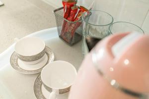 Xiao Yu Residential Apartment Near Jiefangbei and Hongya Cave的咖啡和沏茶工具