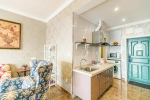 Xiao Yu Residential Apartment Near Jiefangbei and Hongya Cave的厨房或小厨房