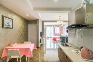 Xiao Yu Residential Apartment Near Jiefangbei and Hongya Cave的厨房或小厨房
