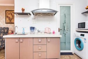 Xiao Yu Residential Apartment Near Jiefangbei and Hongya Cave的厨房或小厨房