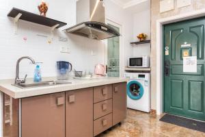 Xiao Yu Residential Apartment Near Jiefangbei and Hongya Cave的厨房或小厨房