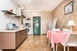 Xiao Yu Residential Apartment Near Jiefangbei and Hongya Cave的厨房或小厨房