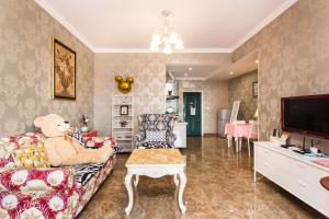 Xiao Yu Residential Apartment Near Jiefangbei and Hongya Cave的电视和/或娱乐中心