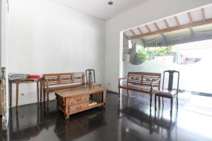 ein Wohnzimmer mit zwei Stühlen und einem Tisch in der Unterkunft RedDoorz near RS Sarjito Yogyakarta 2 in Yogyakarta + 15 Fotos