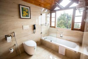 Kupatilo u objektu The Elgin, Darjeeling - Heritage Resort & Spa