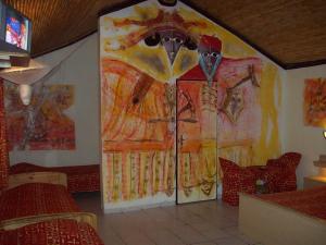 Zimmer mit Wandgemälde in der Unterkunft Hotel Club Safari in M'bour