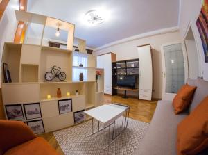 ein Wohnzimmer mit einem Sofa und einem Tisch in der Unterkunft Buena Vista in Belgrad