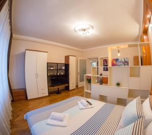ein Schlafzimmer mit einem Bett in einem Zimmer in der Unterkunft Buena Vista in Belgrad