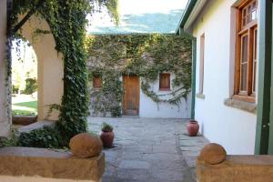 una entrada a una casa con una puerta y hiedra en Lord Fraser Guest House, en Wepener