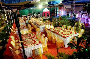 un grupo de mesas con manteles amarillos y rojos en Coorg Adventures Tent Stay AND SPA en Kushālnagar