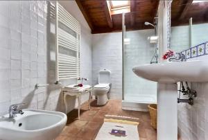 un bagno con lavandino, vasca e WC di Borgo degli Aranci a Fiumefreddo di Sicilia