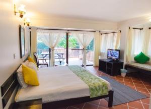 Rúm í herbergi á Anjungan Beach Resort