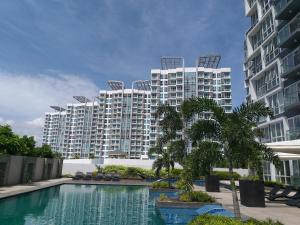 Bazén v ubytování Mactan Newtown with Garden and Ocean View nebo v jeho okolí