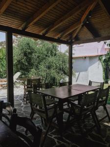 uma mesa de madeira e cadeiras num pátio em IRIDA Studios Hotel & Pool em Plakiás