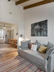 een woonkamer met een bank en een tafel bij Casa Iemanjá in Vila do Bispo