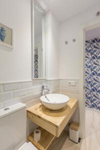 Ένα μπάνιο στο Horoko Apartments by gaiarooms