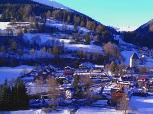 SchöderにあるFerienhaus-Bungalow Heidiの雪山の小さな町