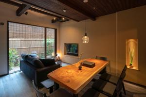 Posedenie v ubytovaní Ainotsuji Machiya House