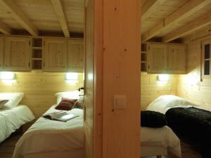 Postel nebo postele na pokoji v ubytování Chalets Ile des Barrats