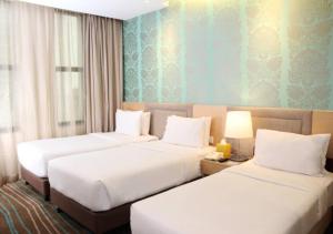 Postel nebo postele na pokoji v ubytování Cosmo Hotel Kuala Lumpur