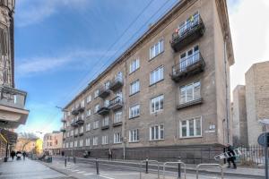 a large brick building on the side of a street at Islandijos gatvė in Vilnius