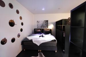 een slaapkamer met een bed en een wand met borden bij WK12 STUDIO in Cuijk
