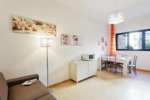 Una sala de estar con un sofá y un comedor. en Florence Ognissanti Apartment, en Florencia