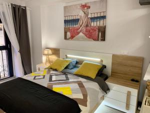 1 dormitorio con 1 cama y una pintura en la pared en Dream Loft Old city center, en Alicante