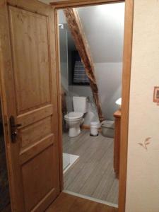 eine offene Tür zu einem Bad mit WC in der Unterkunft La maison d oscar in Menet