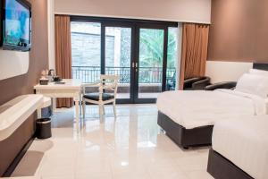 Postel nebo postele na pokoji v ubytování Luminor Hotel Jember By WH + 37 fotografií
