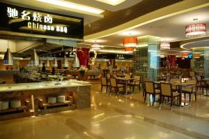 restauracja ze stołami i krzesłami w centrum handlowym w obiekcie Yun'an Huidu Hotel w mieście Kunming