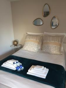 a bed with two towels on top of it at La pierre du petit'hom in Goxwiller