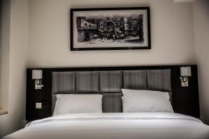 Postel nebo postele na pokoji v ubytování Naylover Hotel Suites