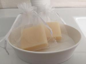 dois pedaços de sabão em uma tigela sobre um balcão em La pierre du petit'hom em Goxwiller