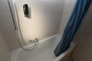 Das Bad ist mit einer Dusche und einer Badewanne ausgestattet. in der Unterkunft Stuttgart Bad Cannstatt in Stuttgart